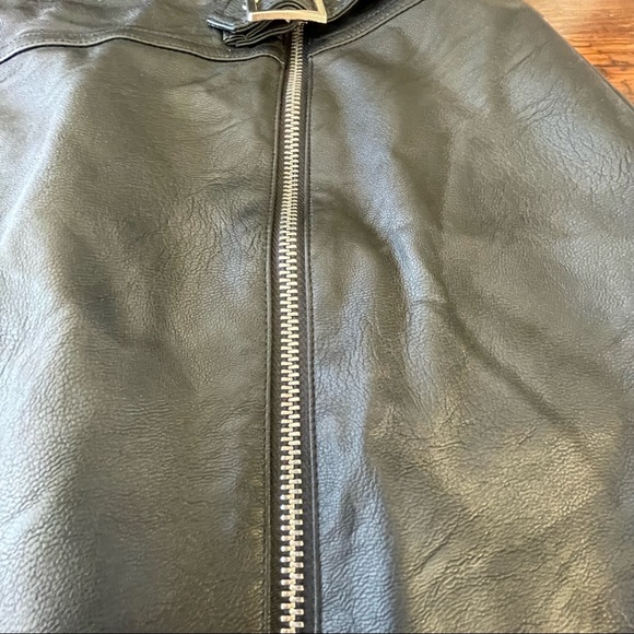 Topshop vegan pleather mini skirt front zipper and buckle details - Picture 5 of 9